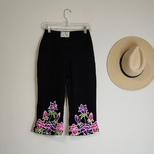 Floral Embroidered Women's Black Shorts